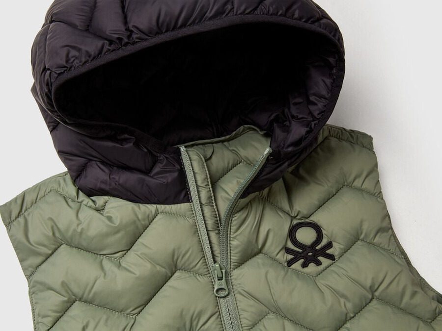 gilet imbottito con cappuccio