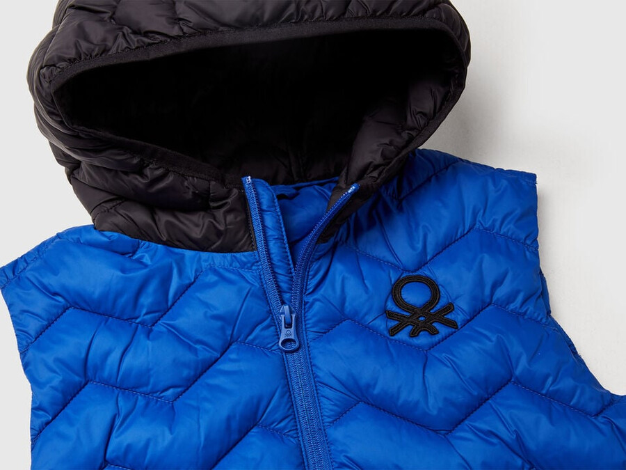 gilet imbottito con cappuccio